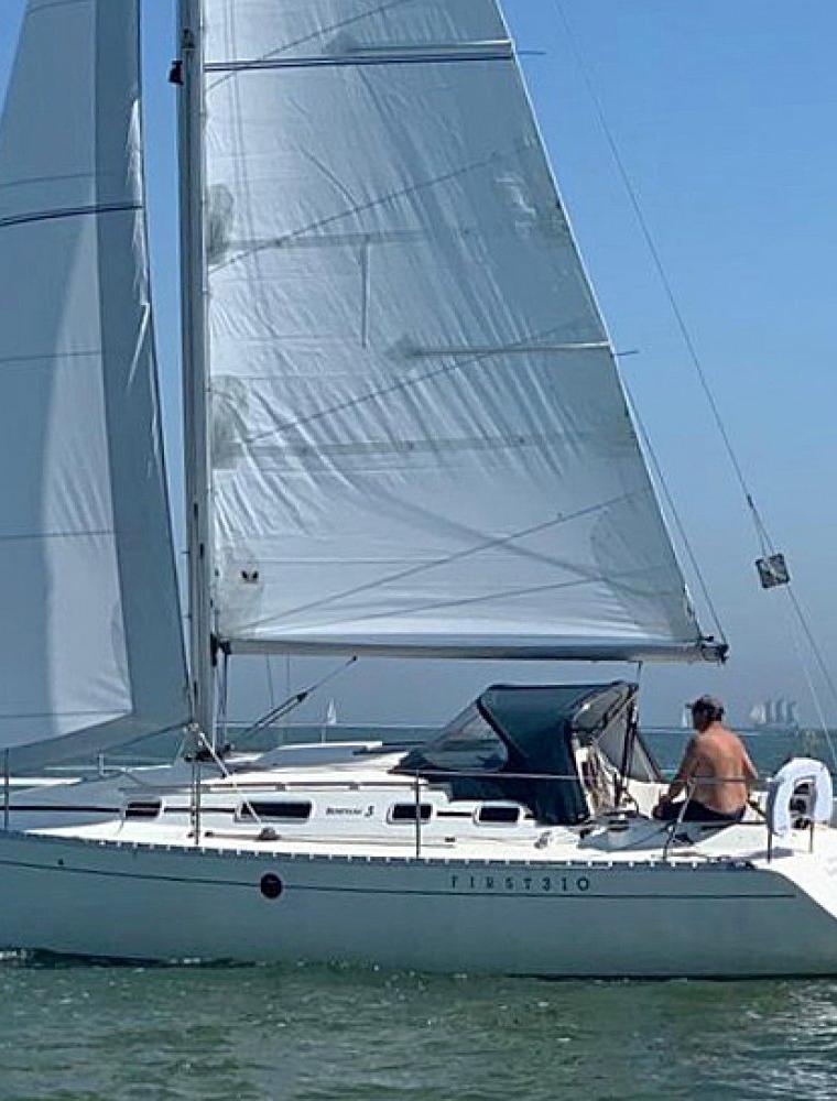 FIRST 310 (BENETEAU)