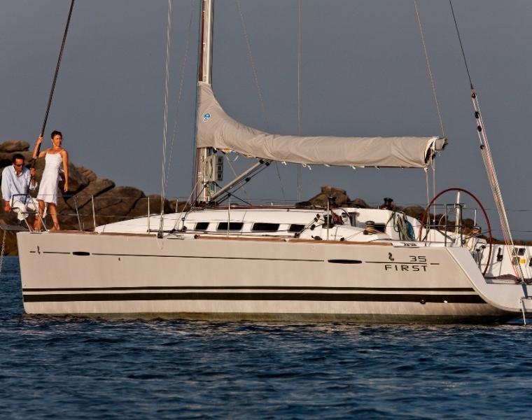 FIRST 35-2 (BENETEAU)