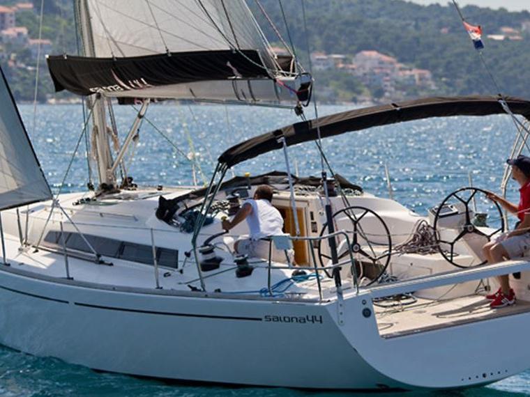 SALONA 44