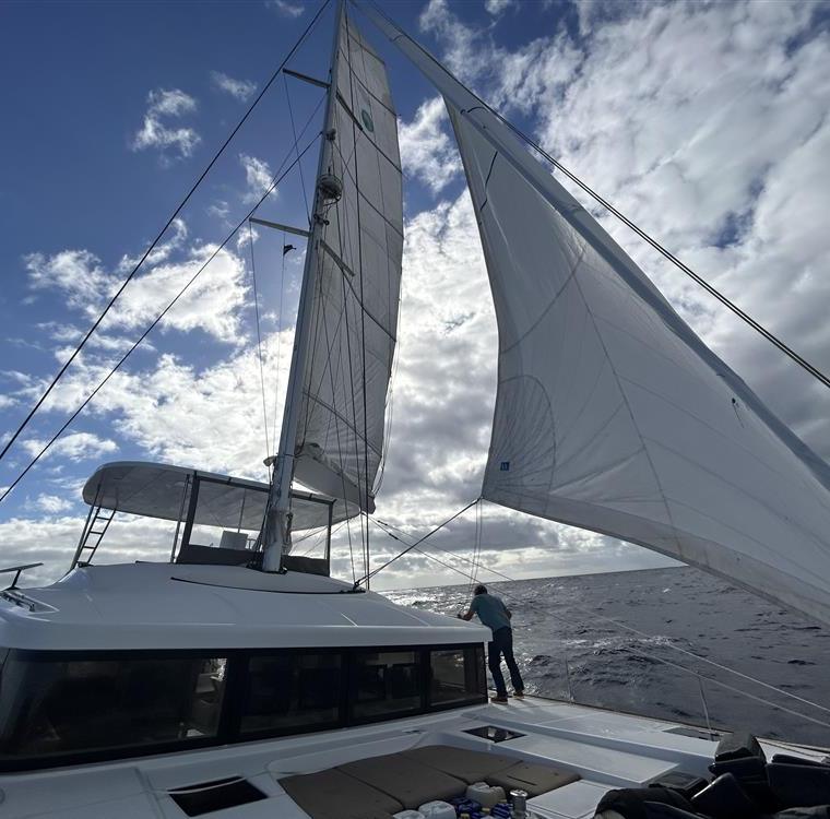 LAGOON 52