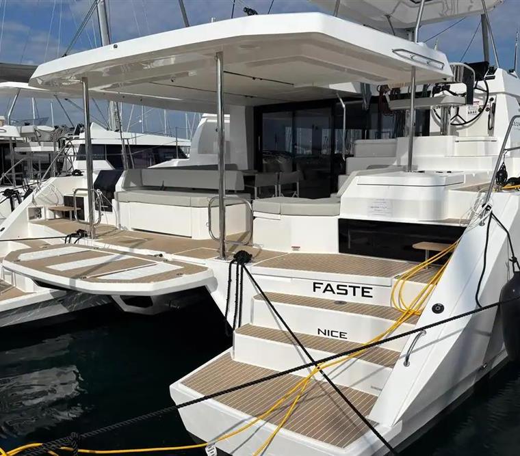 LEOPARD 52 (MOORINGS 5200)